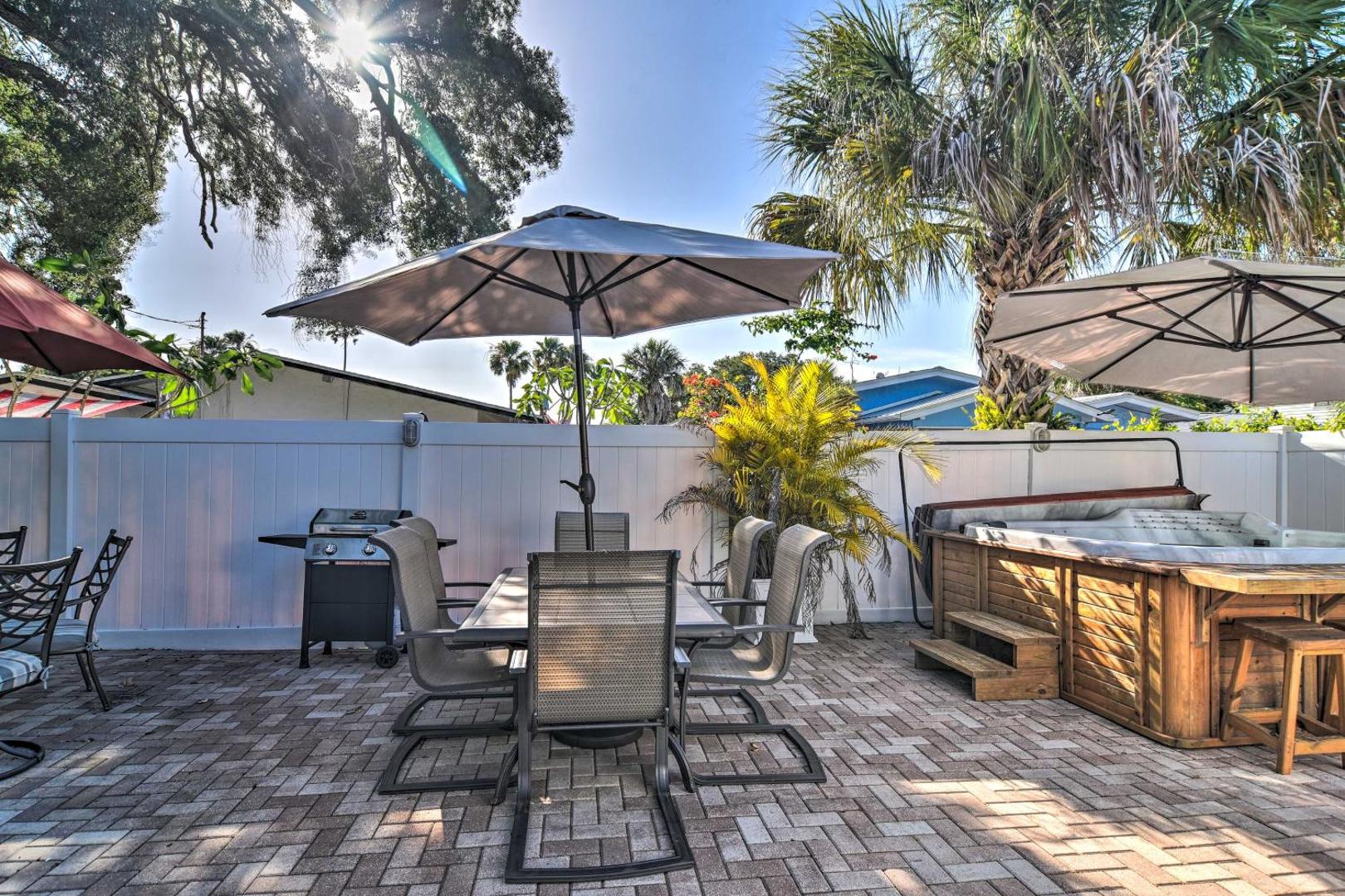 Florida Unit Steps from Indian Rocks Beach Access!